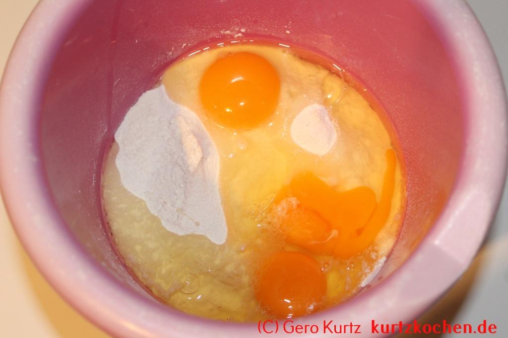 Gugelhupf von Dr. Oetker - drei aufgeschlagene Eier