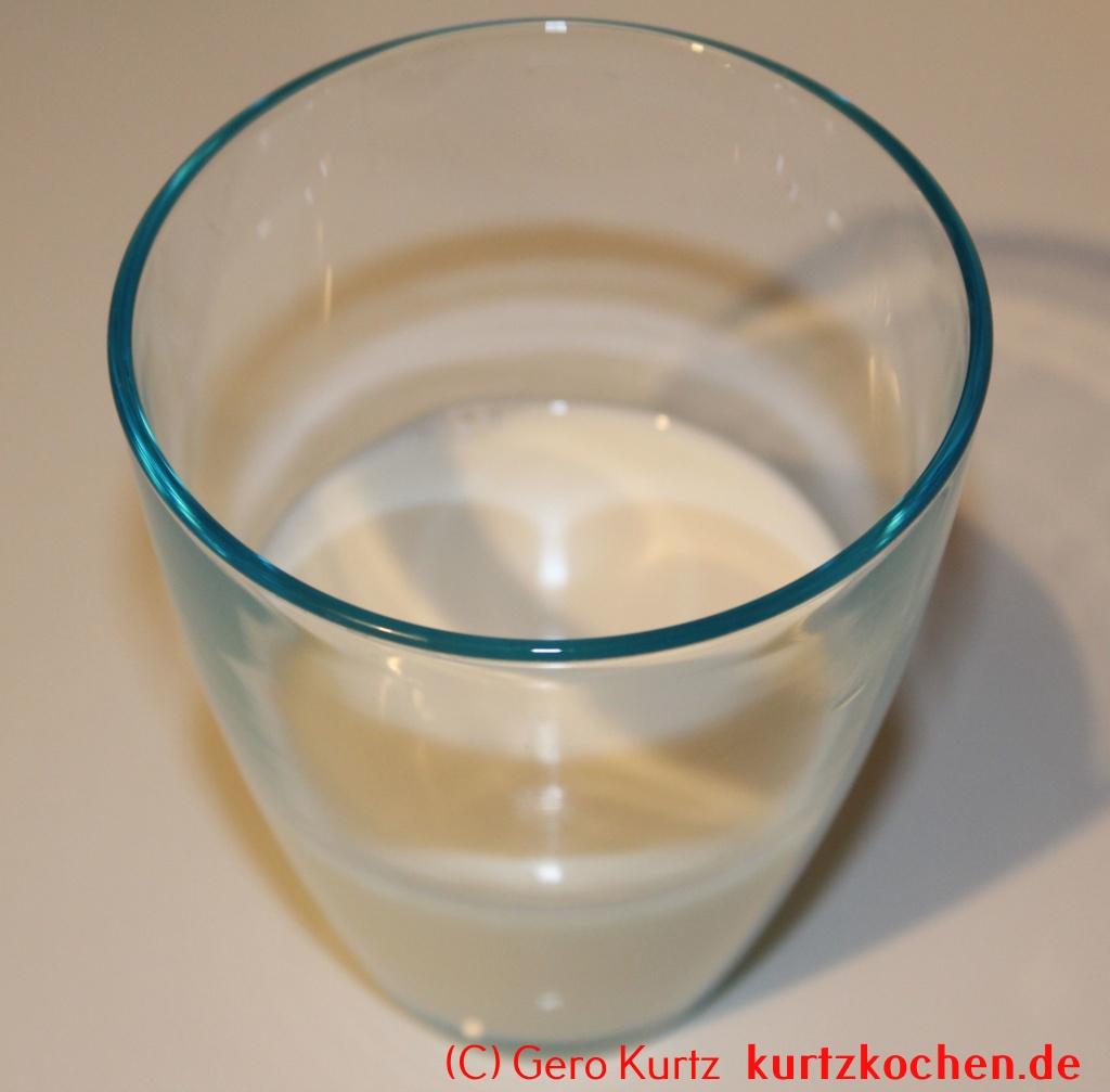 Gugelhupf von Dr. Oetker - Milch in einem Glas