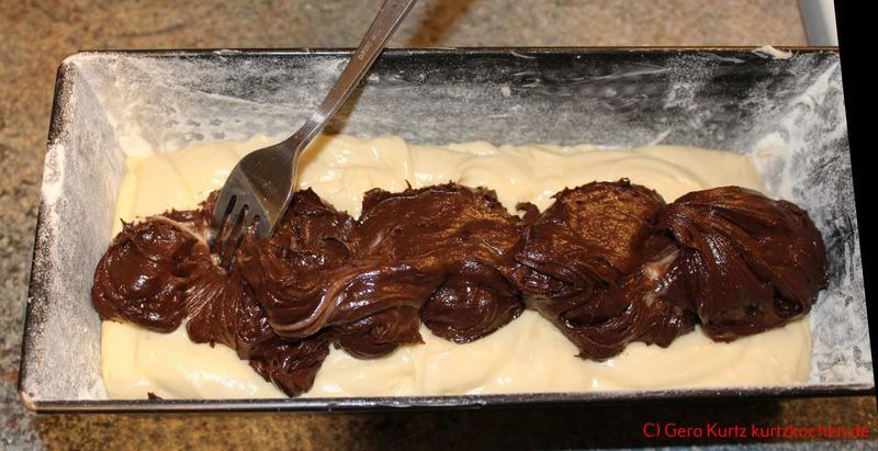 Backmischung Marmor Kuchen von Kathi - Schokoladenteig in einer Kastenform mit einer Gabel