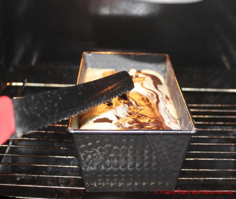Backmischung Marmor Kuchen von Kathi - Messer mit Kuchenteig im Backofen