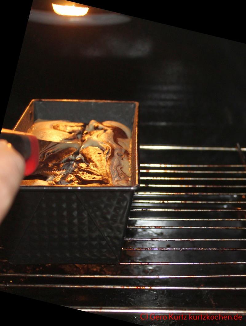 Backmischung Marmor Kuchen von Kathi - Teig in der Kastenform im Backofen mit Messer anritzen