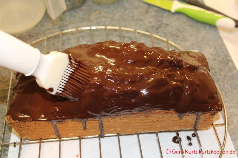 Backmischung Marmor Kuchen von Kathi - Schokoglasur mit einem Pinsel auf dem Kuchen verteilen