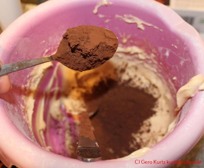 Backmischung Marmor Kuchen von Kathi - ein Löffel Kakaopulver