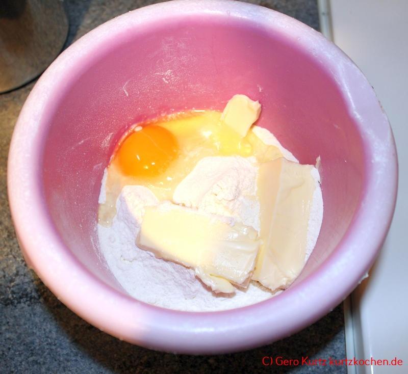 Streuselkuchen mit Pudding-Creme von Dr. Oetker- Backmischung, Ei und Butter in einer Rührschüssel