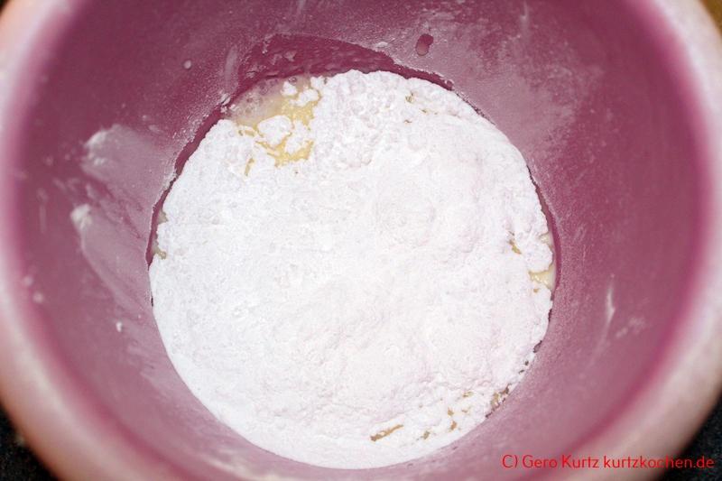 Streuselkuchen mit Pudding-Creme von Dr. Oetker- Cremepulver in einer Rührschüssel
