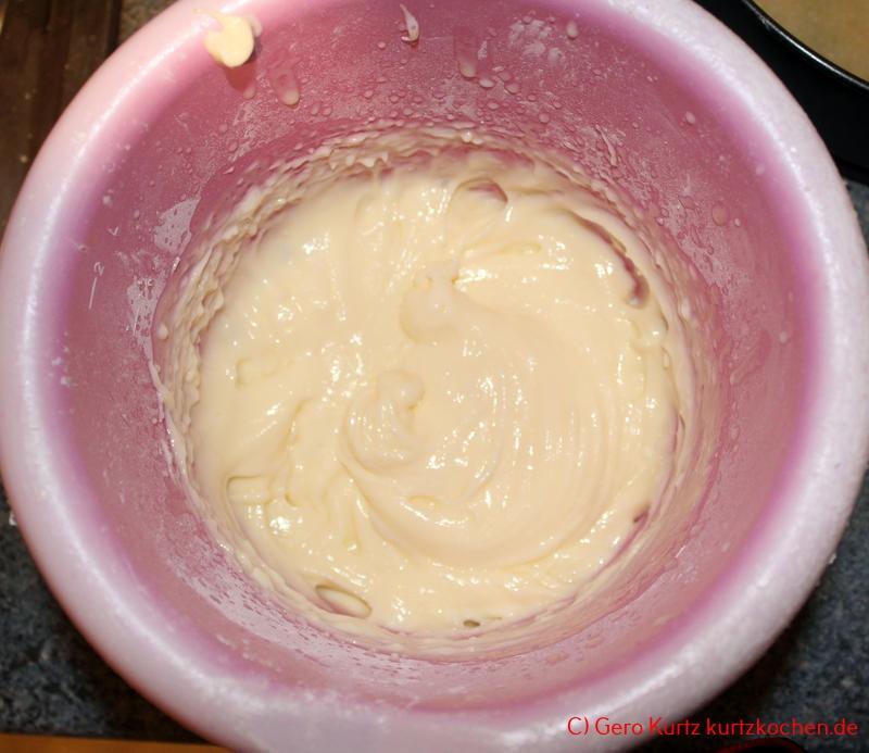 Streuselkuchen mit Pudding-Creme von Dr. Oetker- fertig gemixter Cremebelag in einer Rührschüssel