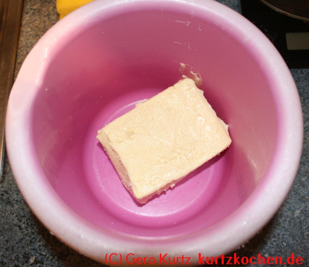 Grundrezept für Gugelhupf Kuchen nach Urgrossmutters Art - 1 Stück Butter in einer Rührschüssel