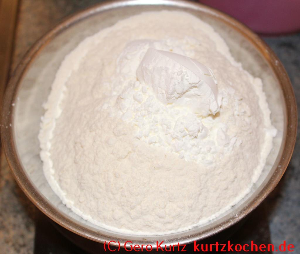 Grundrezept für Gugelhupf Kuchen nach Urgrossmutters Art - 400 Gramm Mehl in einer Schüssel
