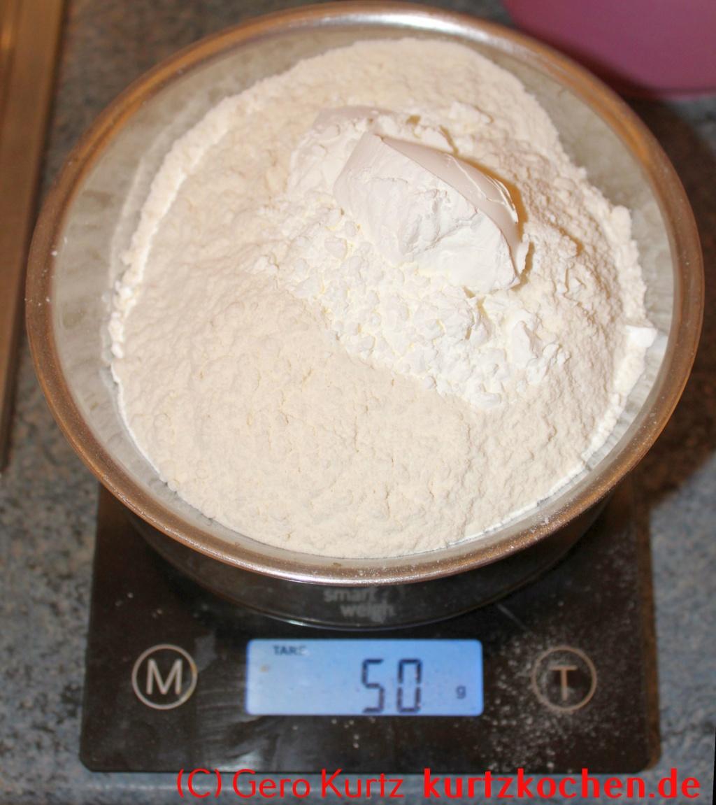 Grundrezept für Gugelhupf Kuchen nach Urgrossmutters Art - Mehl und Speisestärke in einer Schüssel auf der Waage