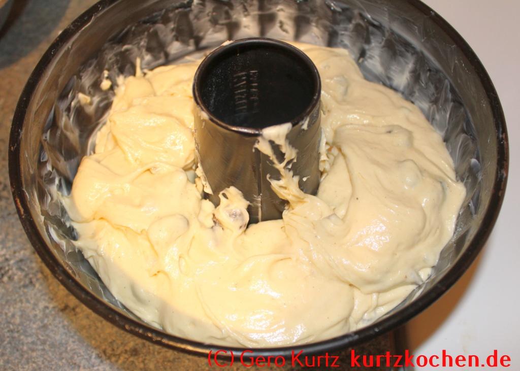 Grundrezept für Gugelhupf Kuchen nach Urgrossmutters Art - Kuchenteig in einer Gugelhupfform aus Metall