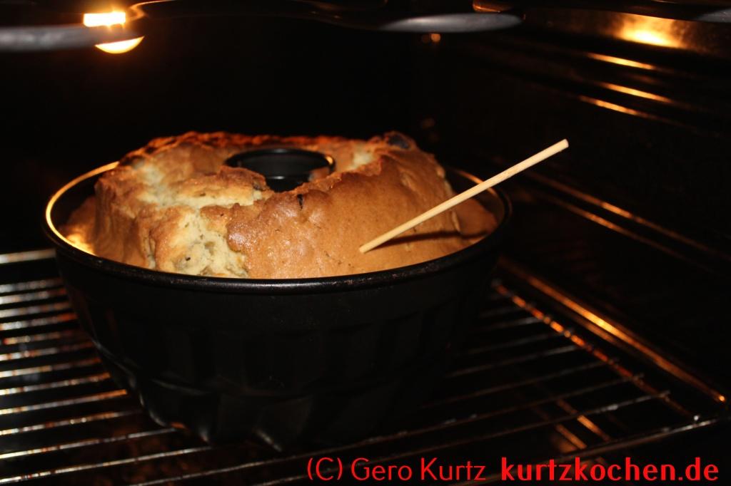 Grundrezept für Gugelhupf Kuchen nach Urgrossmutters Art - Garprobe des Kuchens mittels Holzstäbchen