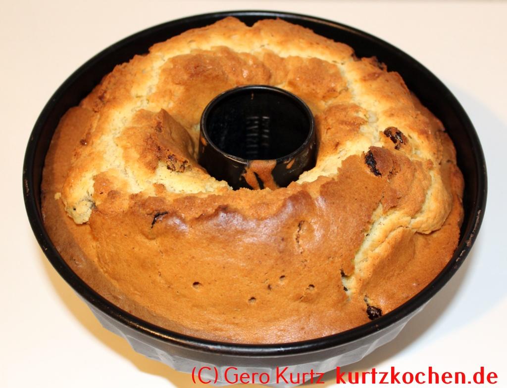 Grundrezept für Gugelhupf Kuchen nach Urgrossmutters Art - Fertiger Kuchen noch in der Gugelhupfform