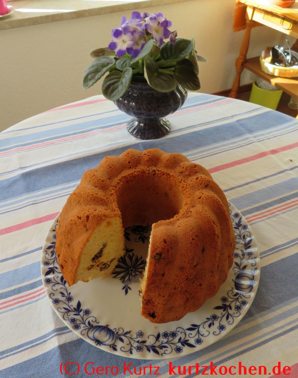 Grundrezept für Gugelhupf Kuchen nach Urgrossmutters Art - Gugelhupf auf einem Teller mit Zweibelmuster und einem Usambara Veilchen im Hintergrund