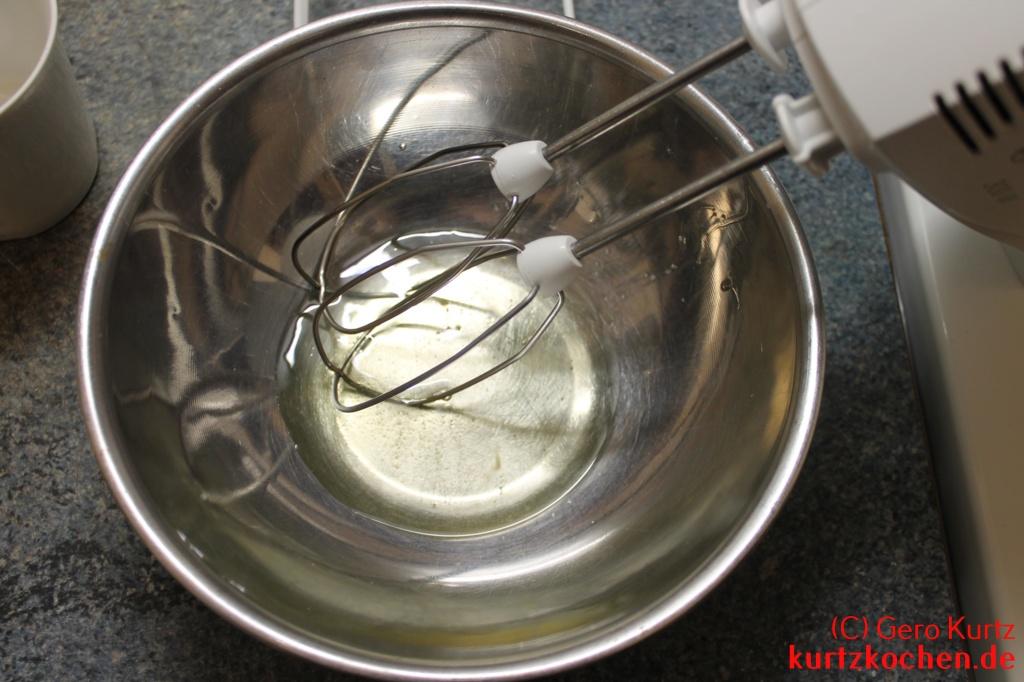 Rezept für Köllnflocken-Plätzchen - Eiweiß in einer Blechschüssel
