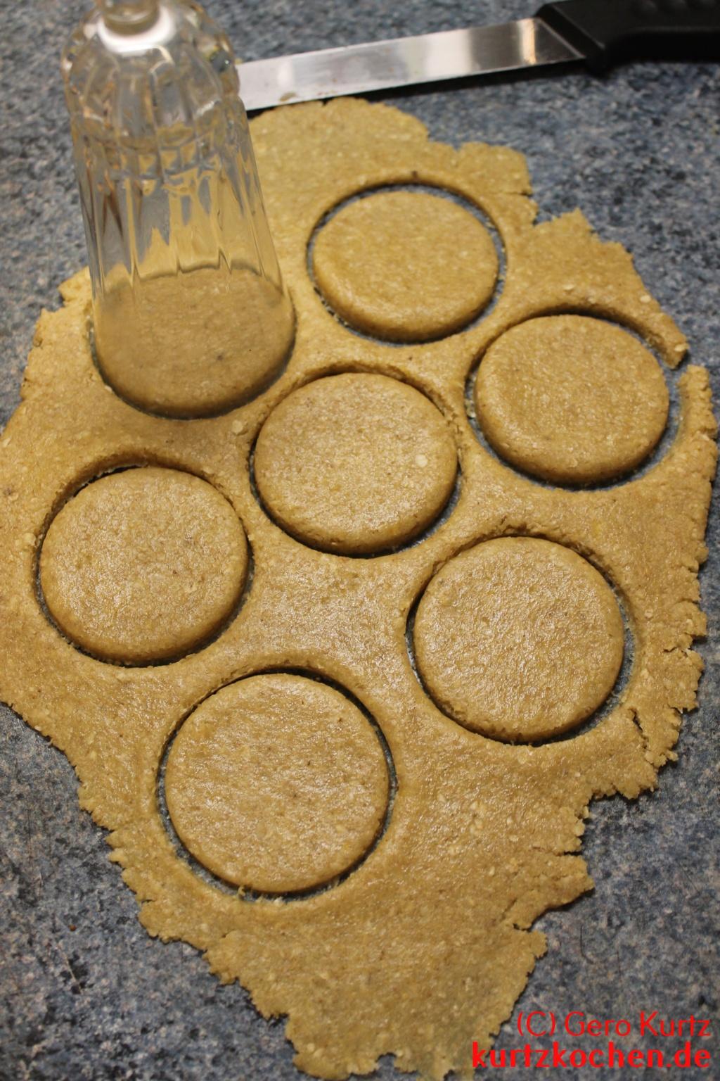 Rezept für Köllnflocken-Plätzchen - Teig ausstechen mit einem Sektglas