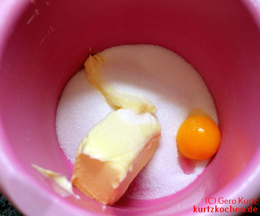 Rezept für Köllnflocken-Plätzchen - Zucker, Butter und Eigelb in einer Schüssel