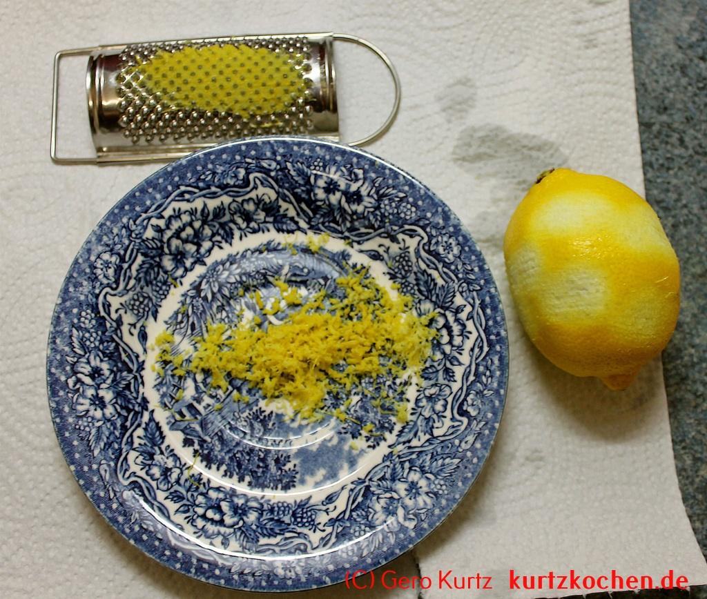 abgeriebene Zitronenschale auf einem Teller