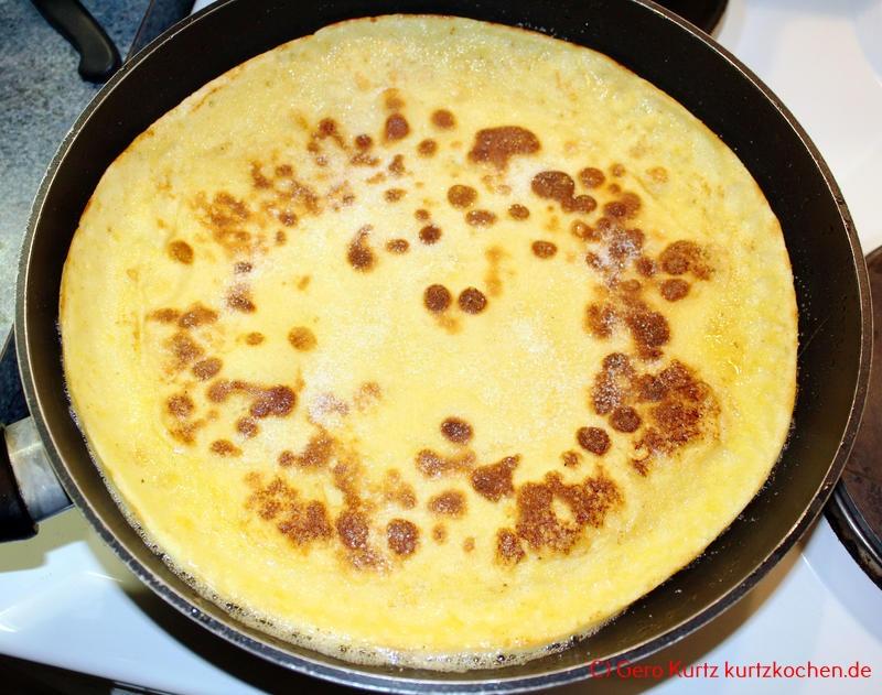 Rezept für schnellen Eierkuchen - goldbrauner Pfannkuchen in einer Bratpfanne