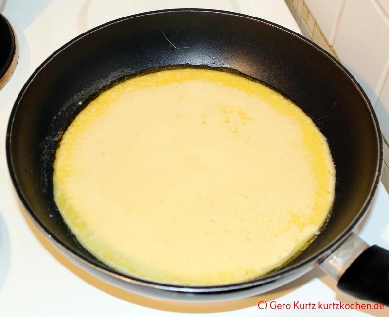 Rezept für schnellen Eierkuchen - Pfannkuchenteig in einer Pfanne
