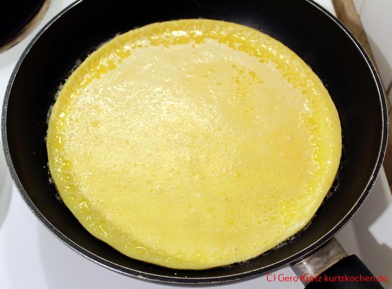 Rezept für schnellen Eierkuchen - Teig in einer Pfanne beim Braten 