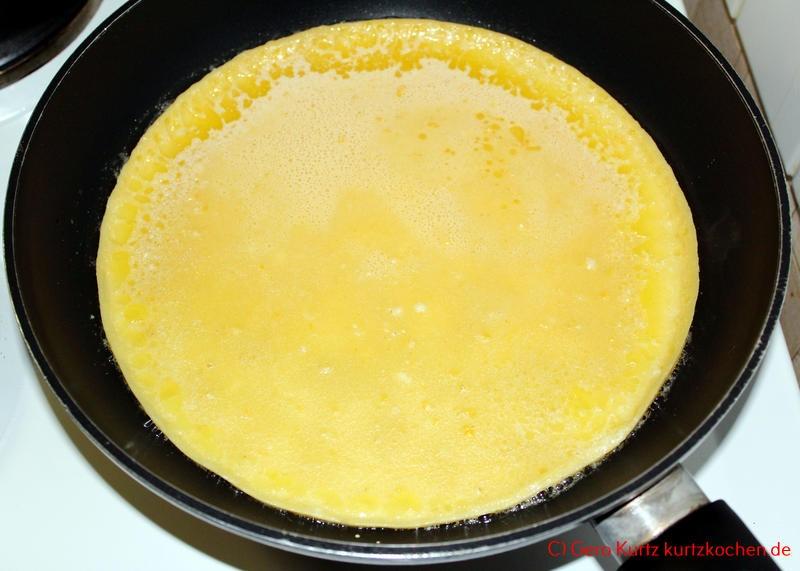 Rezept für schnellen Eierkuchen - fester werdender Pfannkuchenteig in einer Pfanne