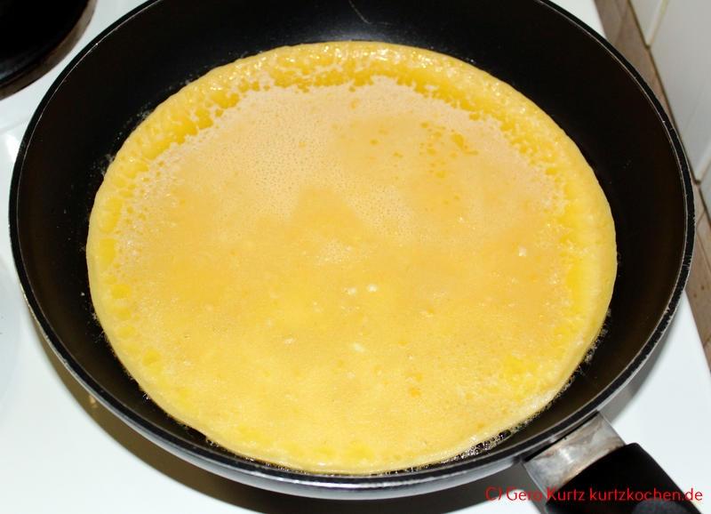 Rezept für schnellen Eierkuchen - bratender Eierkuchenteig in einer beschichteten Pfanne