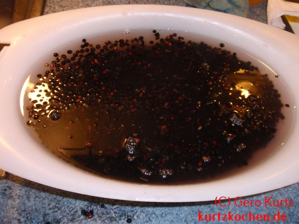 Holunderbeergelee - Holunderbeeren in einer Schüssel mit Wasser