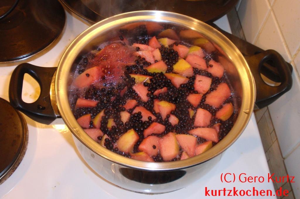 Holunderbeergelee - Früchte im Kochtopf auf der Herdplatte