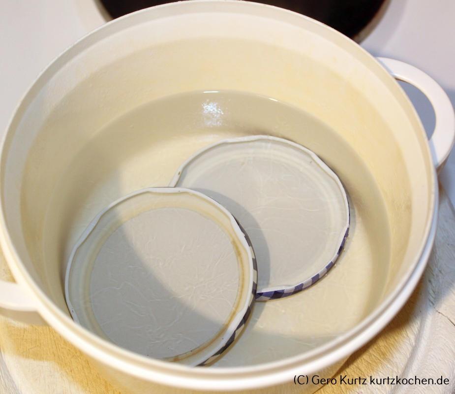 Rezept Johannisbeergelee - zwei Deckel in heißem Wasser