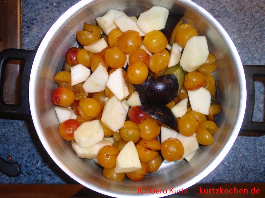 Grundrezept Marmelade - verschiedene Fruchtstücken in einem Kochtopf