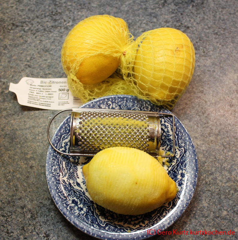 Zitronenschale abreiben und einfrieren - drei Biozitronen, eine Reibe und ein Teller