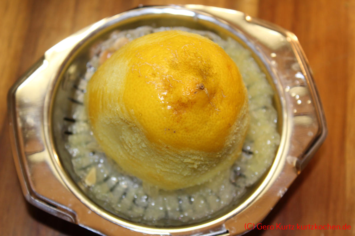Zitronenschale abreiben und einfrieren - abgerieben Zitrone auf einer Zitruspresse