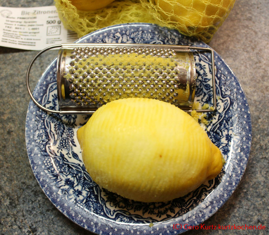 Zitronenschale abreiben und einfrieren - Reibe und abgeriebene Zitronenschale auf einem Unterteller