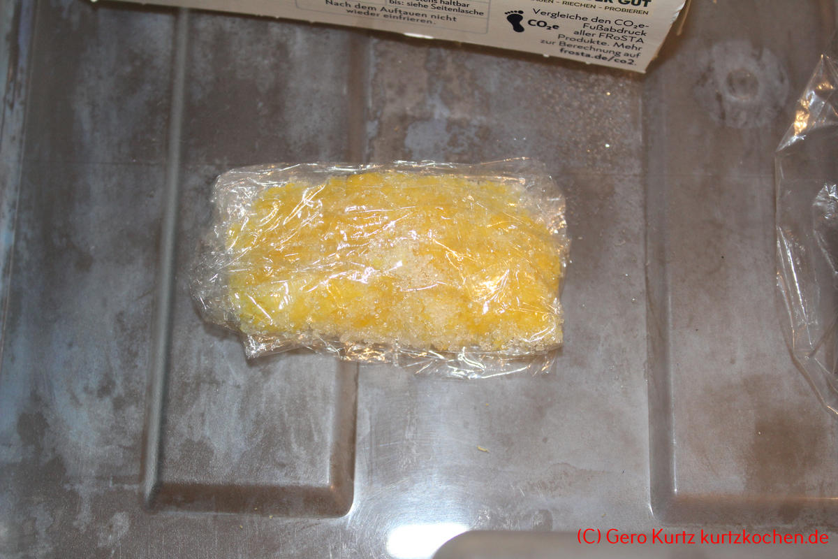 Zitronenschale abreiben und einfrieren - eingewickelte Zitronenschale im Eisfach