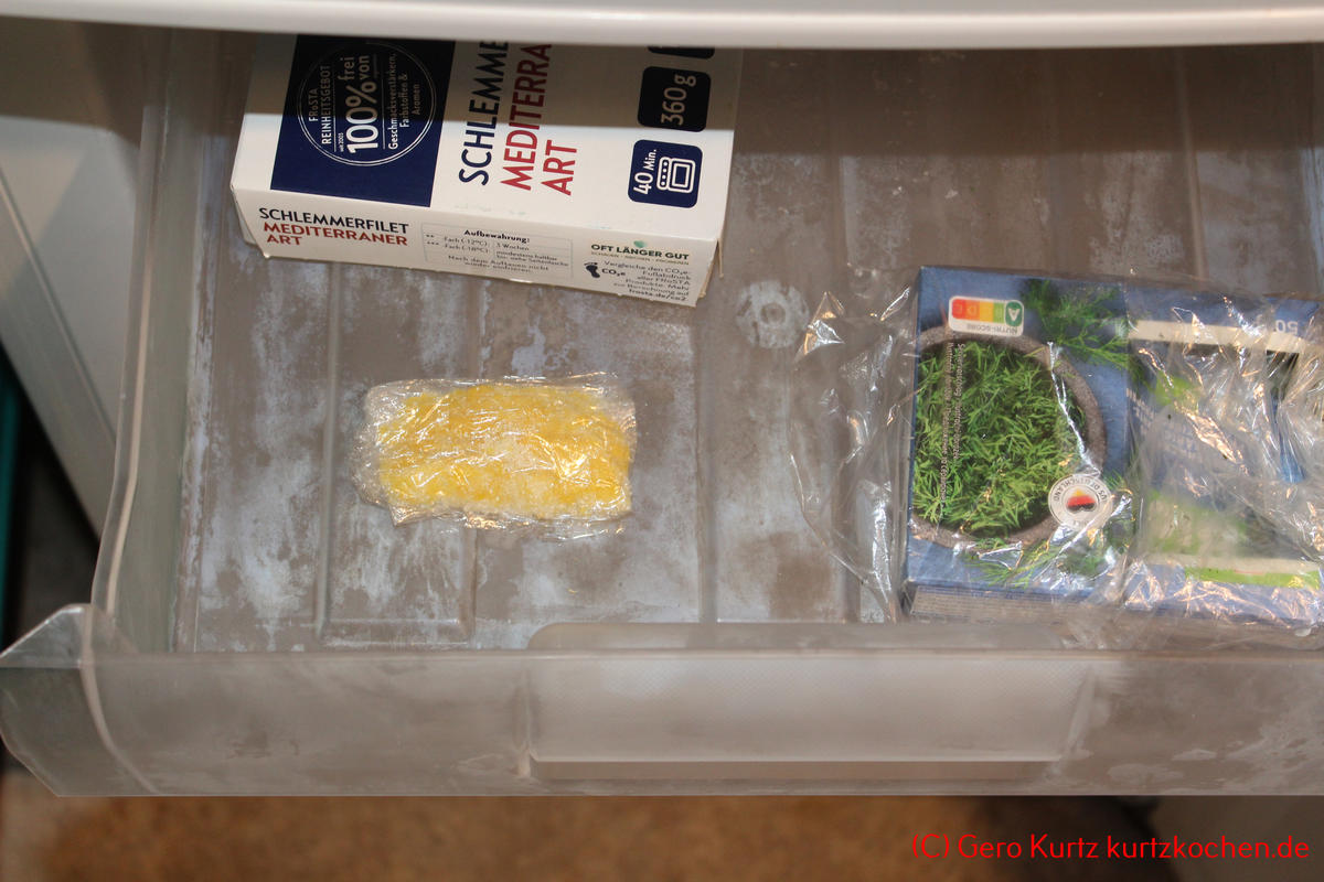 Zitronenschale abreiben und einfrieren - abgeriebene Zitronenschale eingepackt im Eisfach eines Kühlschranks