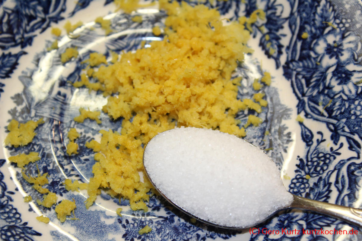 Zitronenschale abreiben und einfrieren - einen Löffel Zucker und Zitronenschale
