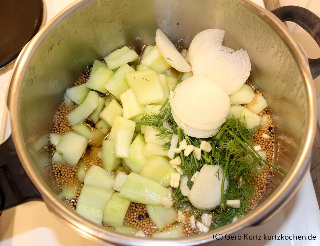 Rezept Senfgurken - Essigsud und geschnittene Gurken + Zwiebeln + Knoblauch in einem Kochtopf