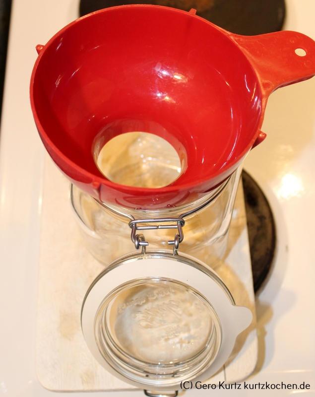 Rezept Senfgurken - Einmachtrichter in einem Einweckglas