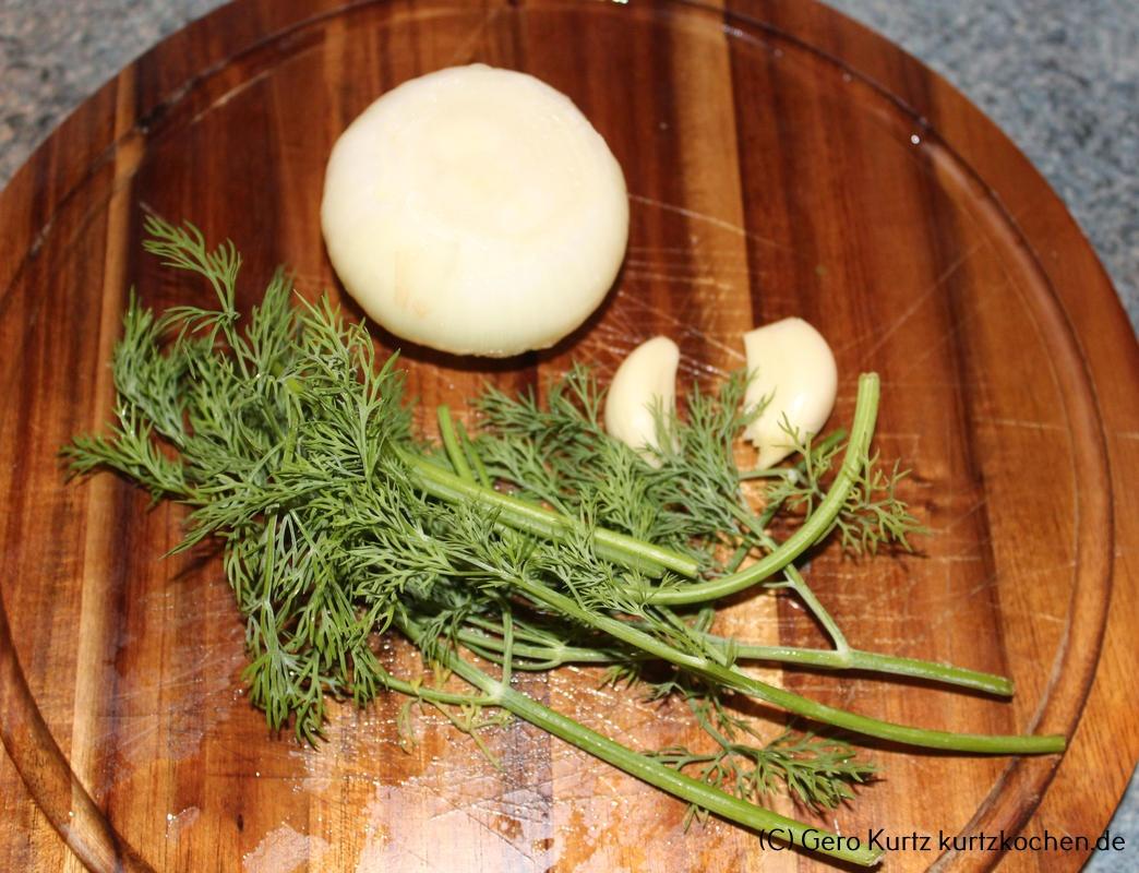 Rezept Senfgurken - Zwiebel, Knoblauch und Dill auf einer Schneidplatte