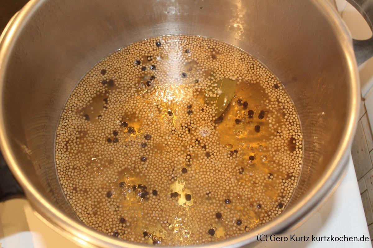 Rezept Senfgurken - aufkochendes Essigwasser mit Gewürzen