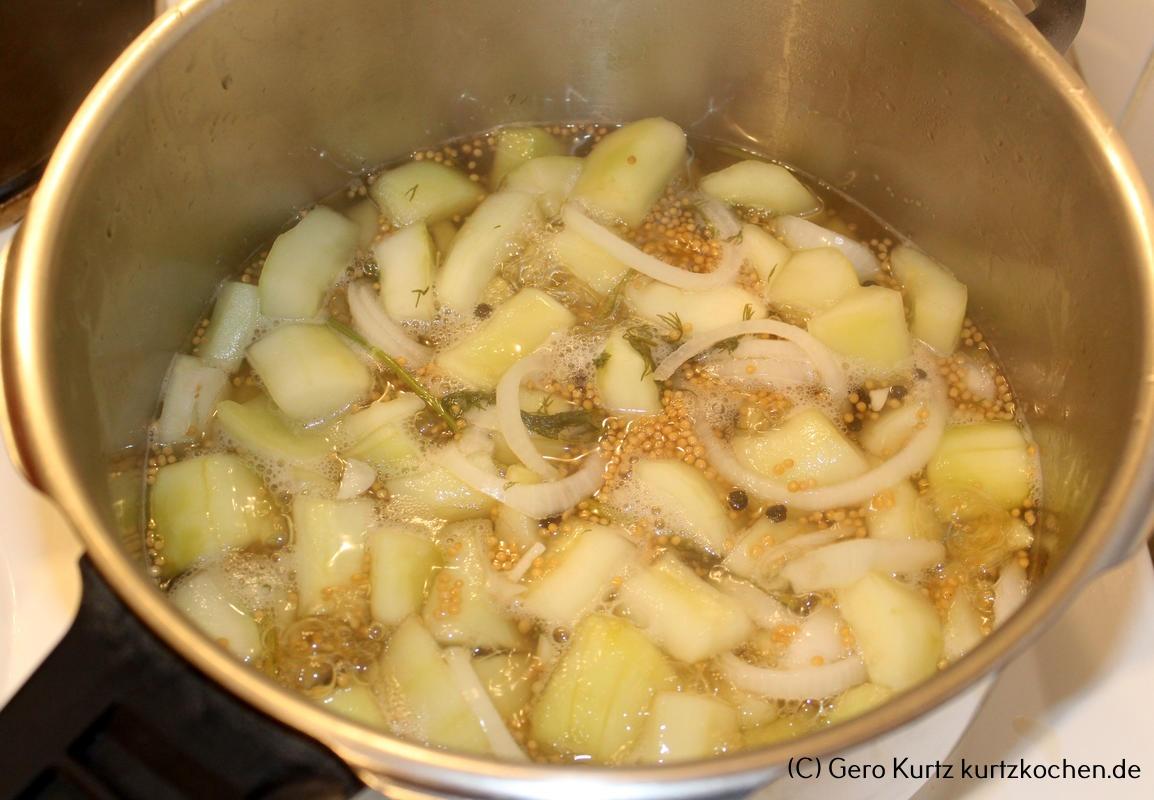 Rezept Senfgurken - Gurken mit Sud im Kochtopf auf dem Herd