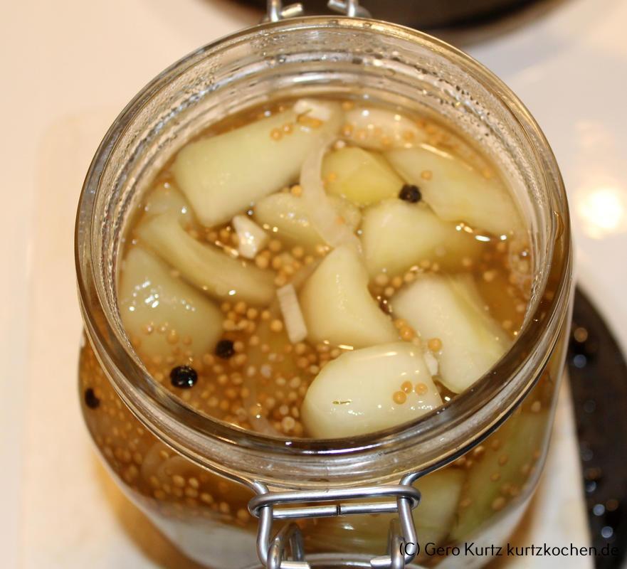 Rezept Senfgurken - Gurken beim Einfüllen in ein Einweckglas
