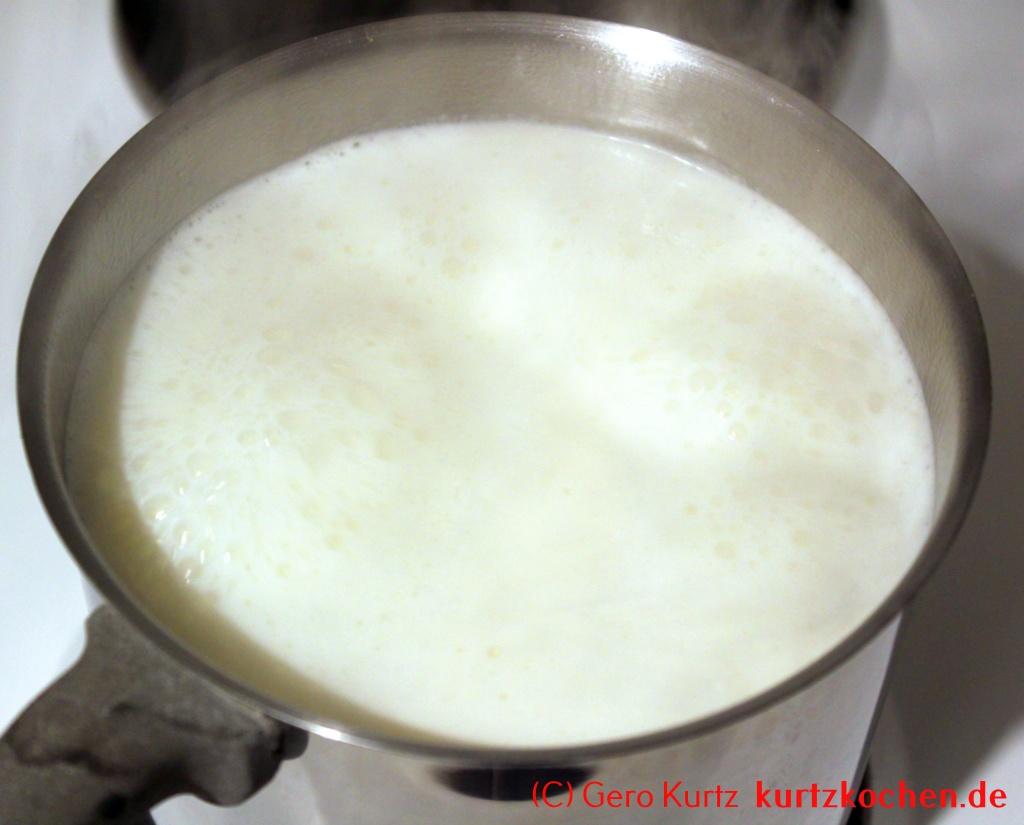 Süßer Hirsebrei - kochende Milch mit Hirse