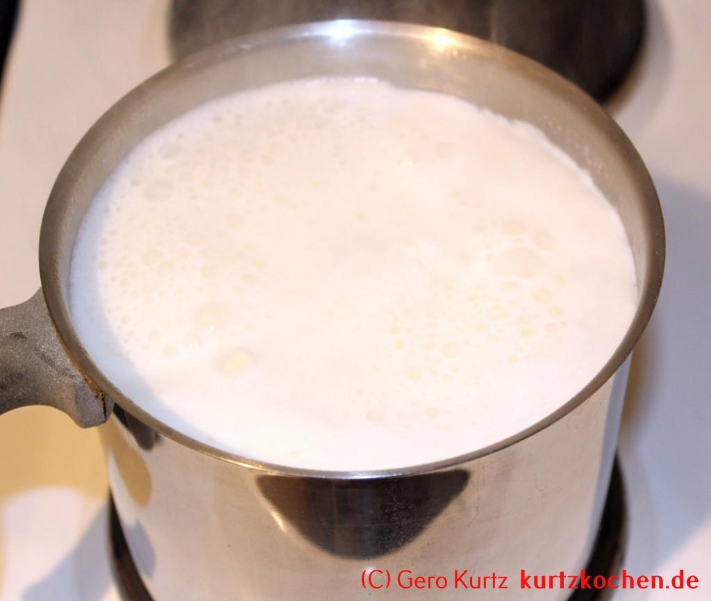 Süßer Hirsebrei - kochende Milch hat den Topfrand erreicht