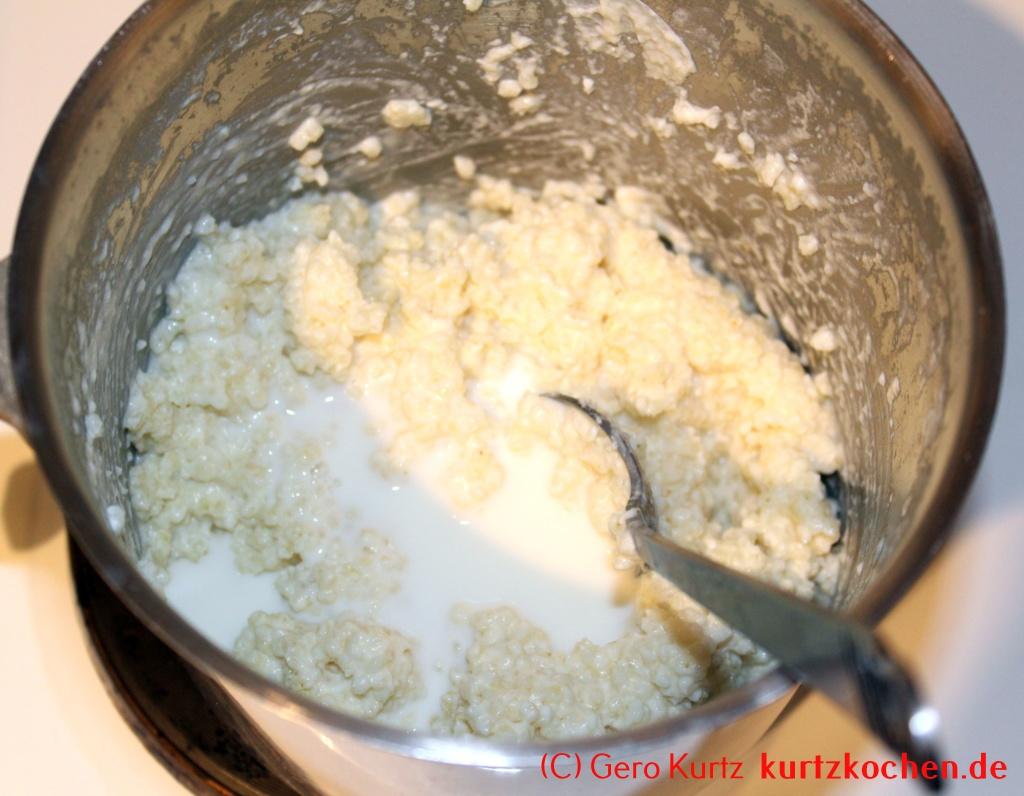 Süßer Hirsebrei - Milchzugabe zum Hirsebrei im Kochtopf