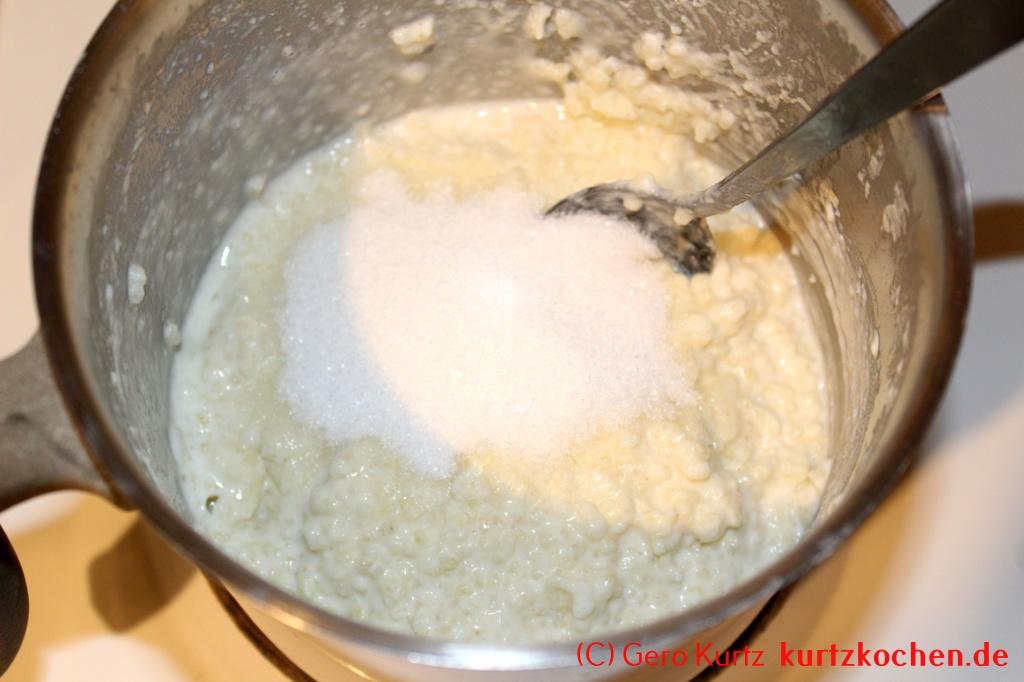 Süßer Hirsebrei - Zucker zum Hirsebrei im Kochtopf hinzu geben