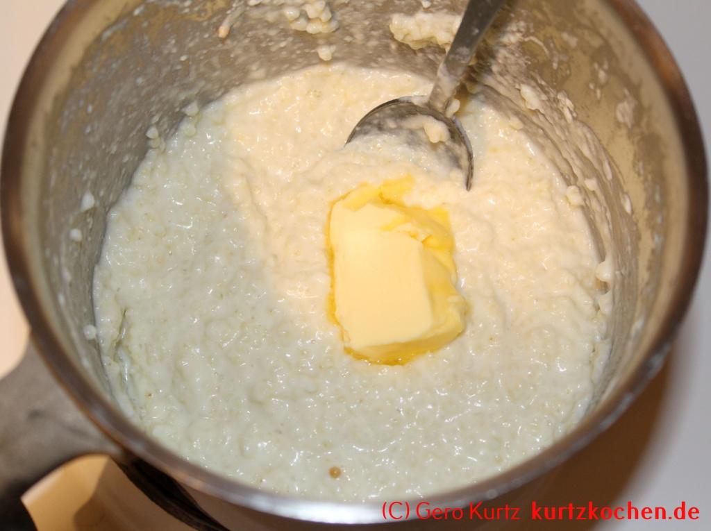 Süßer Hirsebrei - ein Stückchen Butter zum Hirsebrei hinzu geben