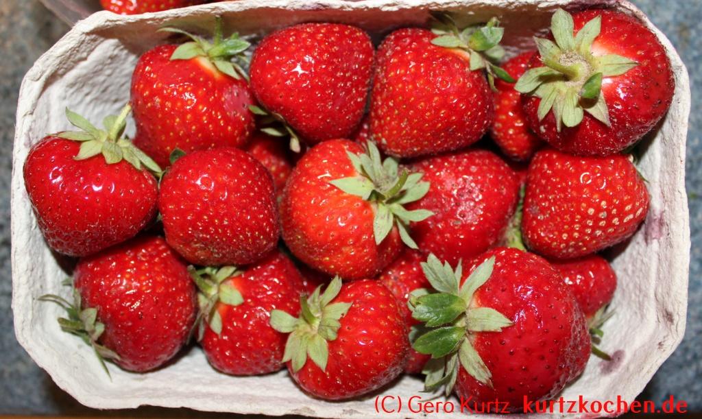 Rhabarber mit Erdbeeren - Schale mit Erdbeeren