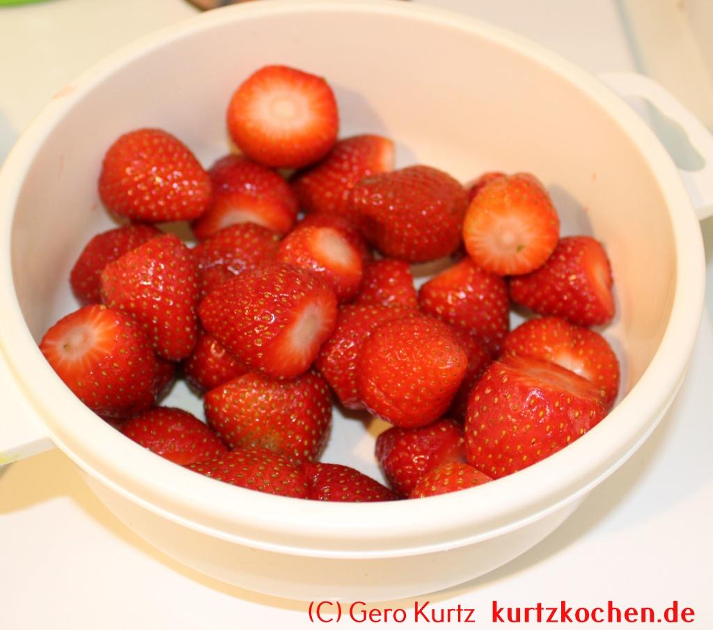 Rhabarber mit Erdbeeren - Schale mit ganzen Erdbeeren