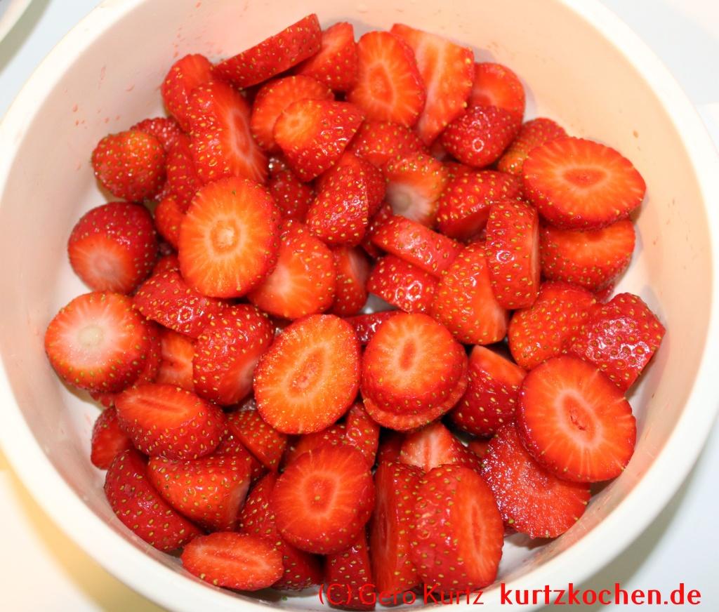 Rhabarber mit Erdbeeren - zerkleinerte Erdbeeren in einer Schale